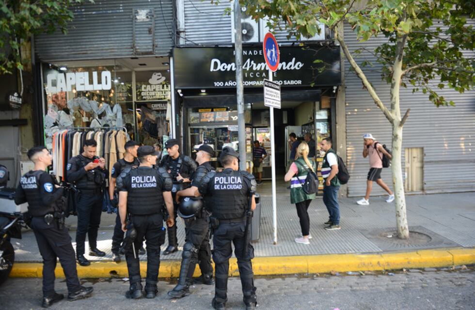 Megaoperativo contra la venta ilegal en Flores: desalojaron a 5 mil manteros