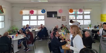 Almuerzo del Día de la Primavera en la Residencia Municipal de Larga Estadía