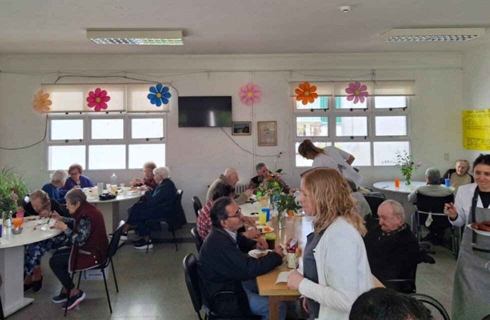 Almuerzo del Día de la Primavera en la Residencia Municipal de Larga Estadía
