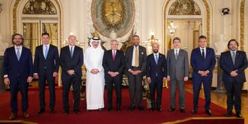 Alberto Fernández, junto a Santiago Cafiero y Sergio Massa, más los embajadores árabes, en la Rosada.