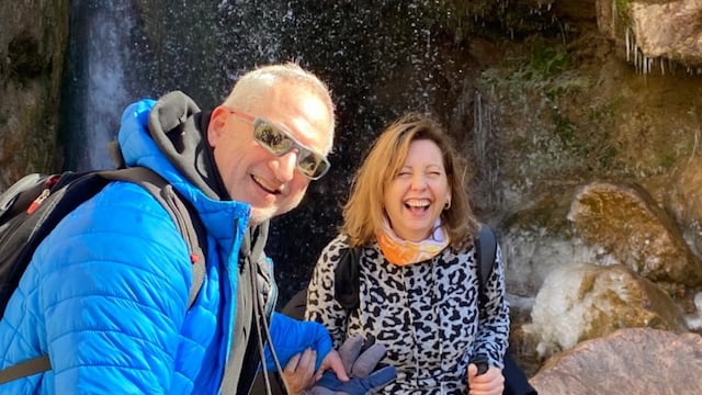Ximena y Carlos se conocieron durante unas vacaciones en 1977 en Viña del Mar. Mantuvieron la relación vía carta por 7 años (se veían en el verano), pero en 1984 cada uno siguió su rumbo. En 2016 se reencontraron y desde 2017 viven juntos su historia de amor. ¡Y tienen hasta pensado casarse!. Foto: Gentileza.