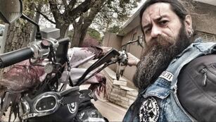 El Vikingo solidario que tiene un local de tatuajes y ayuda todos los días a merenderos de Neuquén.