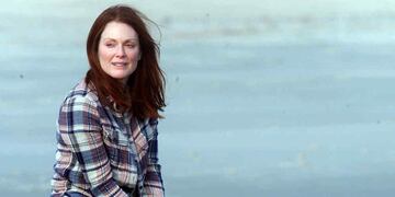 Julianne Moore interpreta a Alice, una mujer de 50 años que sufre un alzheimer precoz.