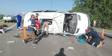 Una camioneta volcó tras un fuerte choque en la autopista Córdoba–Carlos Paz. Gentileza: Diario de Carlos Paz