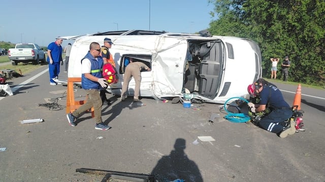 Una camioneta volcó tras un fuerte choque en la autopista Córdoba–Carlos Paz. Gentileza: Diario de Carlos Paz
