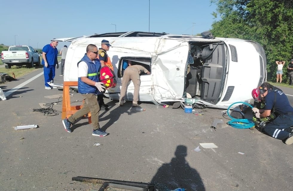 Una camioneta volcó tras un fuerte choque en la autopista Córdoba–Carlos Paz
