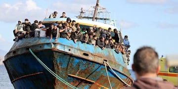 Drama en el Mediterráneo: se hundió un barco con refugiados frente a Grecia y hay más de 50 muertos.