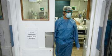 Una enfermera sale de una de las terapias intensivas del hospital. (Foto: Igancio Blanco)