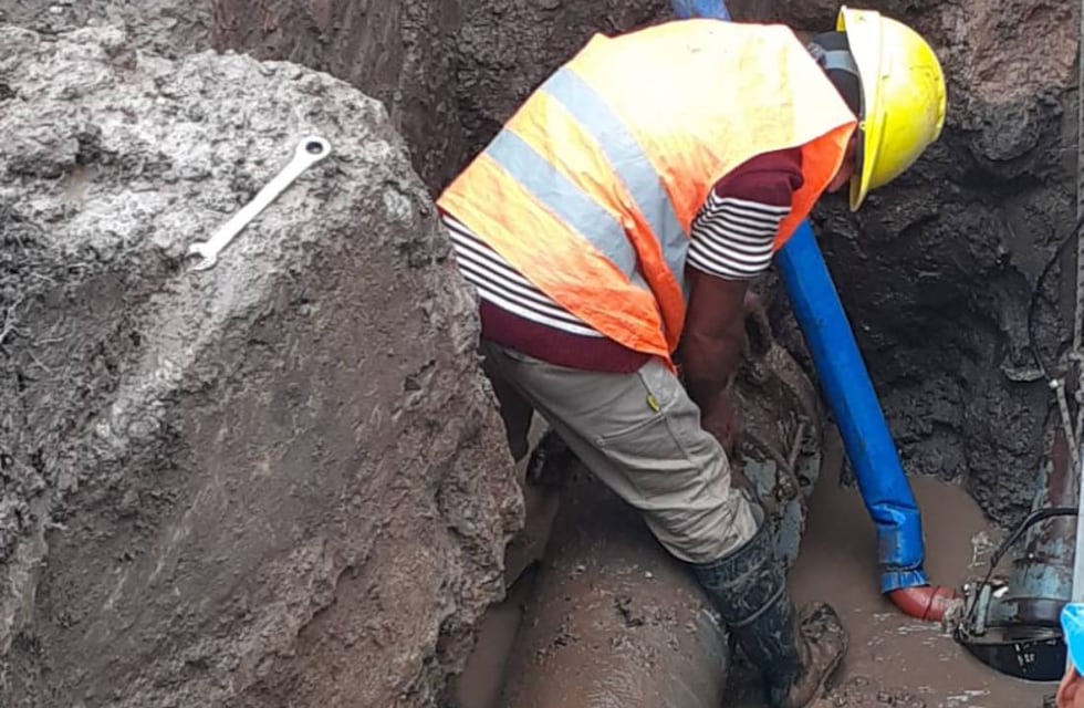 Se rompió un caño de agua y hubo baja presión en varios barrios