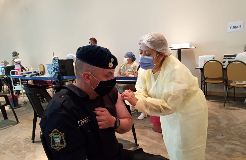 Comenzó en Salta la vacunación de policías