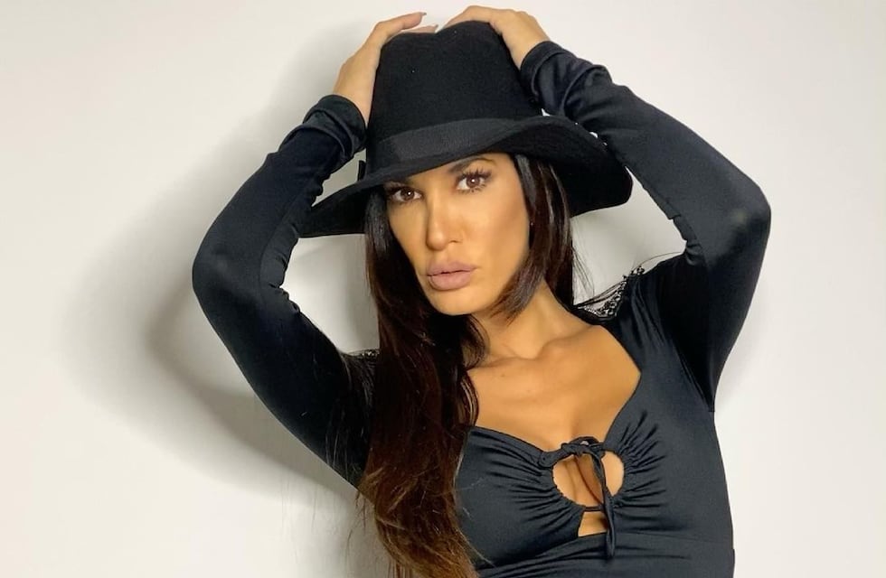 Silvina Escudero posó en colaless desde el piso y su conjunto blanco se llevó todas las miradas