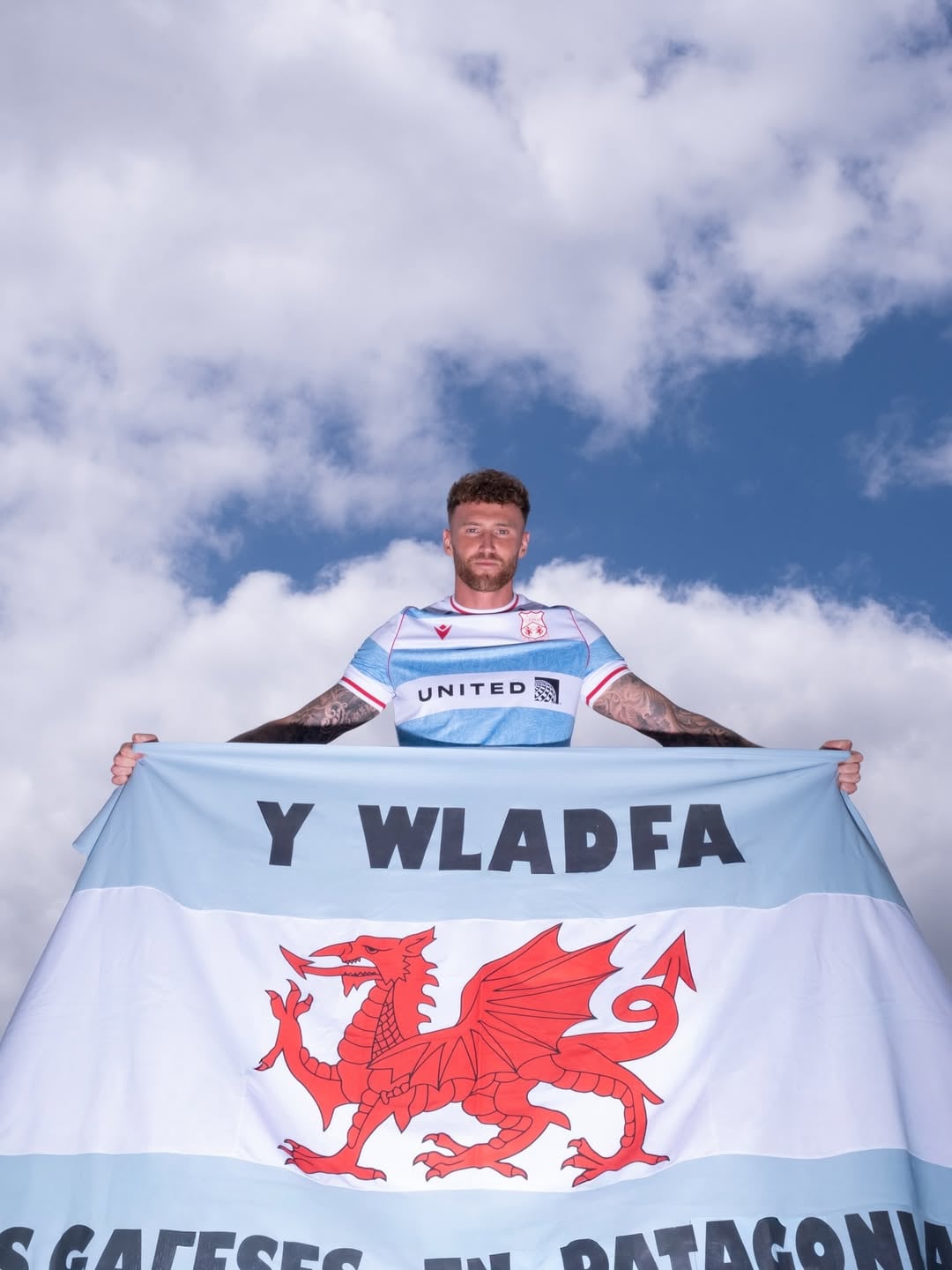 Celeste y blanca: la nueva camiseta de Wrexham