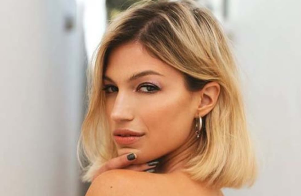 Desde Miami, sobre un auto y en bikini, Stefi Roitman lució su rostro al natural