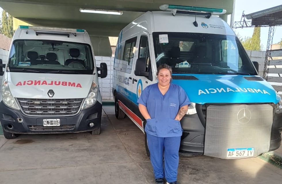 Trabajó en limpieza, en un taller y barriendo calles: ahora es la primera mujer en La Pampa en conducir una ambulancia