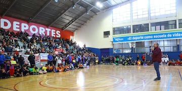 Stevanato dio el puntapié inicial a los torneos de fútbol del departamento. Foto: Maipú Municipio.