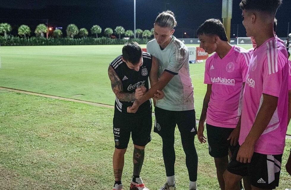 Consiguió la firma de Lionel Messi y se la tatuó: quién es el futbolista argentino que se llevó un regalo único