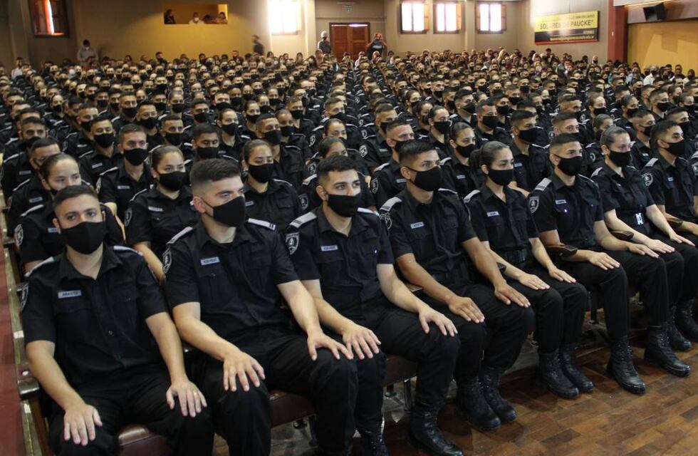 Santa Fe suma 814 policías y egresó la primera cadete transgénero de la fuerza