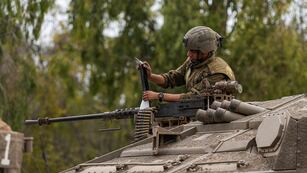 Un soldado israelí trabaja en un tanque en un terreno de preparación cerca de la frontera israelí con Gaza, en el sur de Israel.