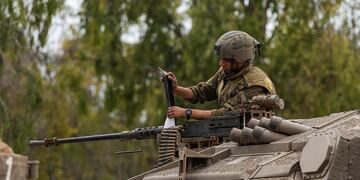 Un soldado israelí trabaja en un tanque en un terreno de preparación cerca de la frontera israelí con Gaza, en el sur de Israel.