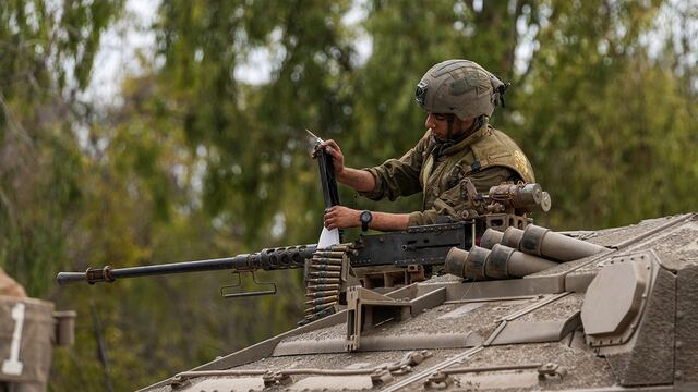 Un soldado israelí trabaja en un tanque en un terreno de preparación cerca de la frontera israelí con Gaza, en el sur de Israel.
