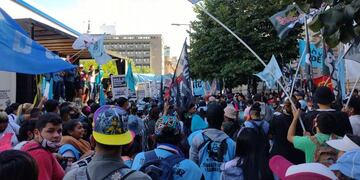 La manifestación que terminaría en el Ministerio de Educación. (Foto: Web)