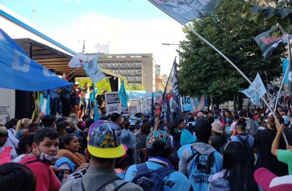Manifestantes entraron por la fuerza al Ministerio de Educación