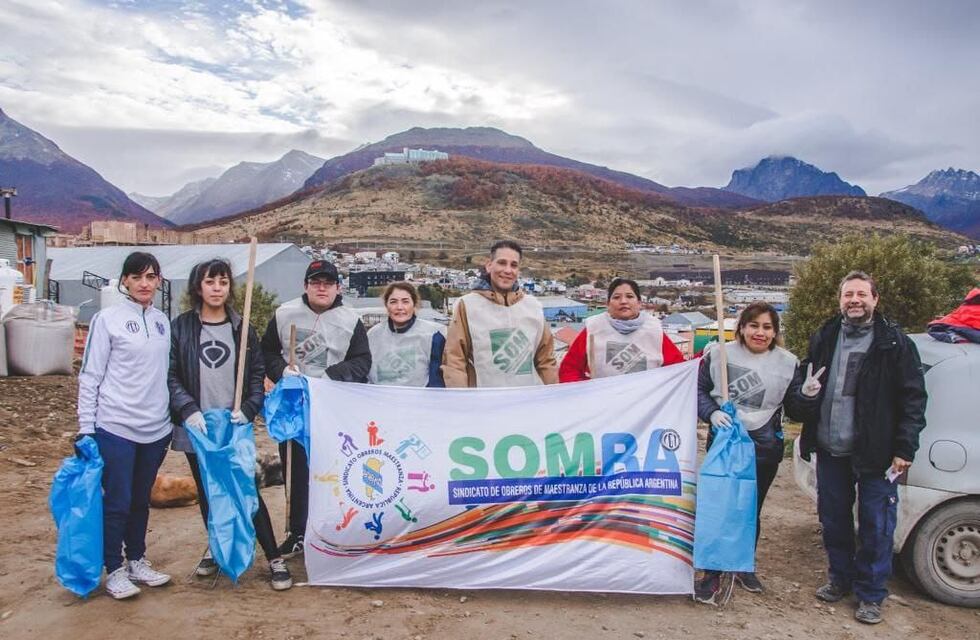 La Municipalidad de Ushuaia y SOMRA realizaron jornada de limpieza conjunta en el Barrio “La Bolsita”
