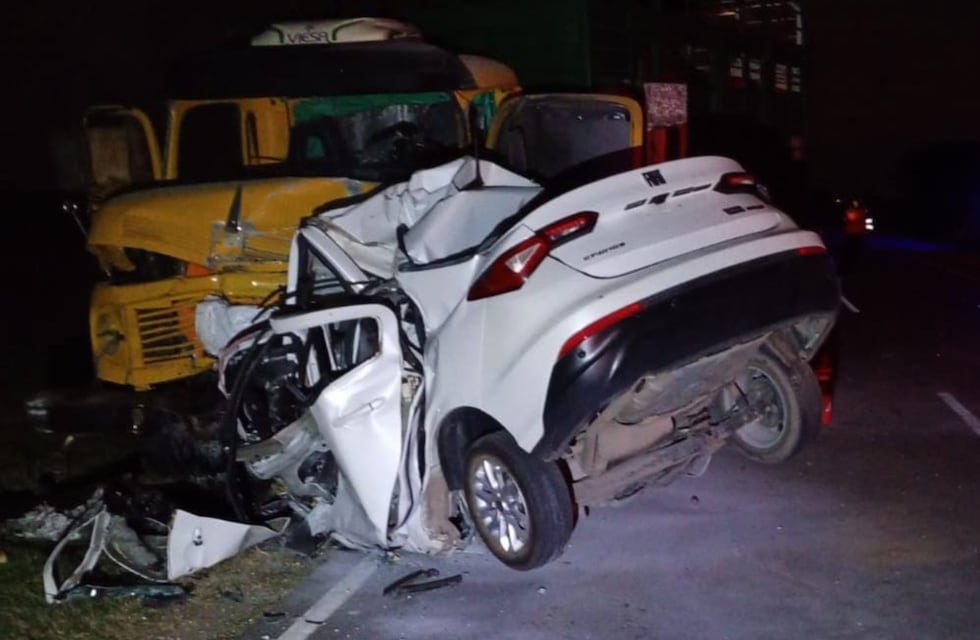 Dos jóvenes murieron por un terrible choque contra un camión en Córdoba