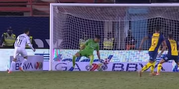 Momento en que el balón es introducido por el arquero mendocino Esteban Andrada en el empate 1-1 ante San Luis en la Liga MX.