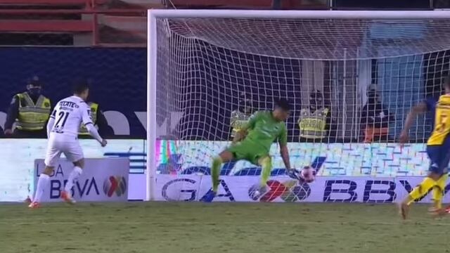 Momento en que el balón es introducido por el arquero mendocino Esteban Andrada en el empate 1-1 ante San Luis en la Liga MX.