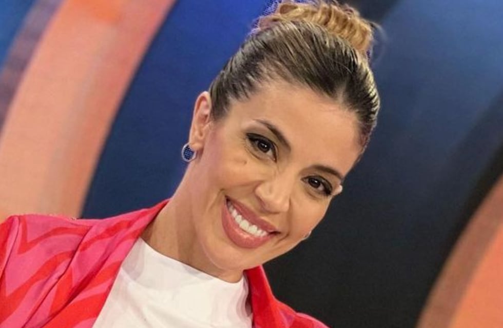 Virginia Gallardo posó en el mar con una microbikini y se llevó todos los corazones rojos