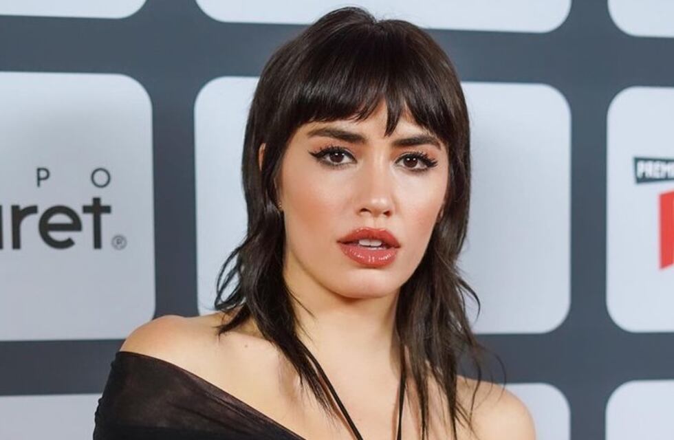 Lali Espósito se llenó de corazones rojos por su look: pantalón camuflado y top negro cruzado