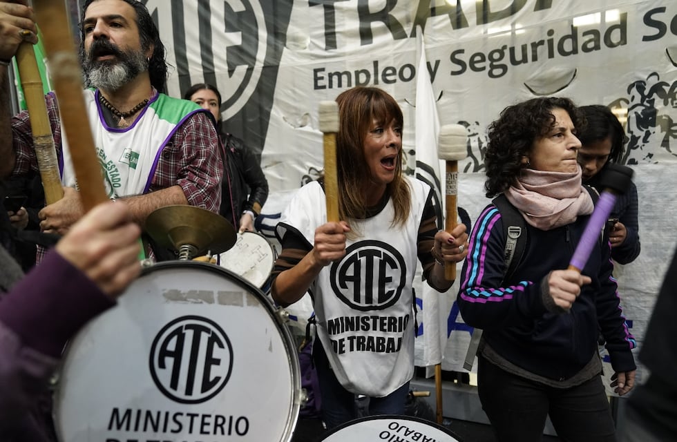 Paro de ATE: cientos de efectivos policiales y una tensa jornada de reclamo de trabajadores despedidos