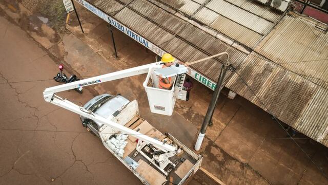 Realizaron el recambio de luminarias de la avenida San Martín de Eldorado.