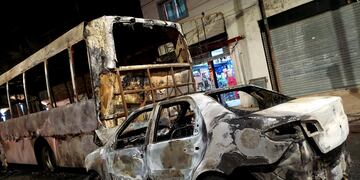 El incendio dejó destruidos a los vehículos.