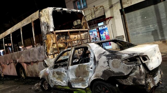 El incendio dejó destruidos a los vehículos.