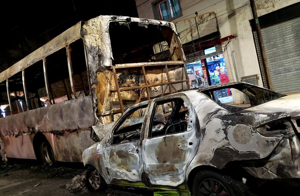 Córdoba: un remis chocó un colectivo y ambos se prendieron fuego