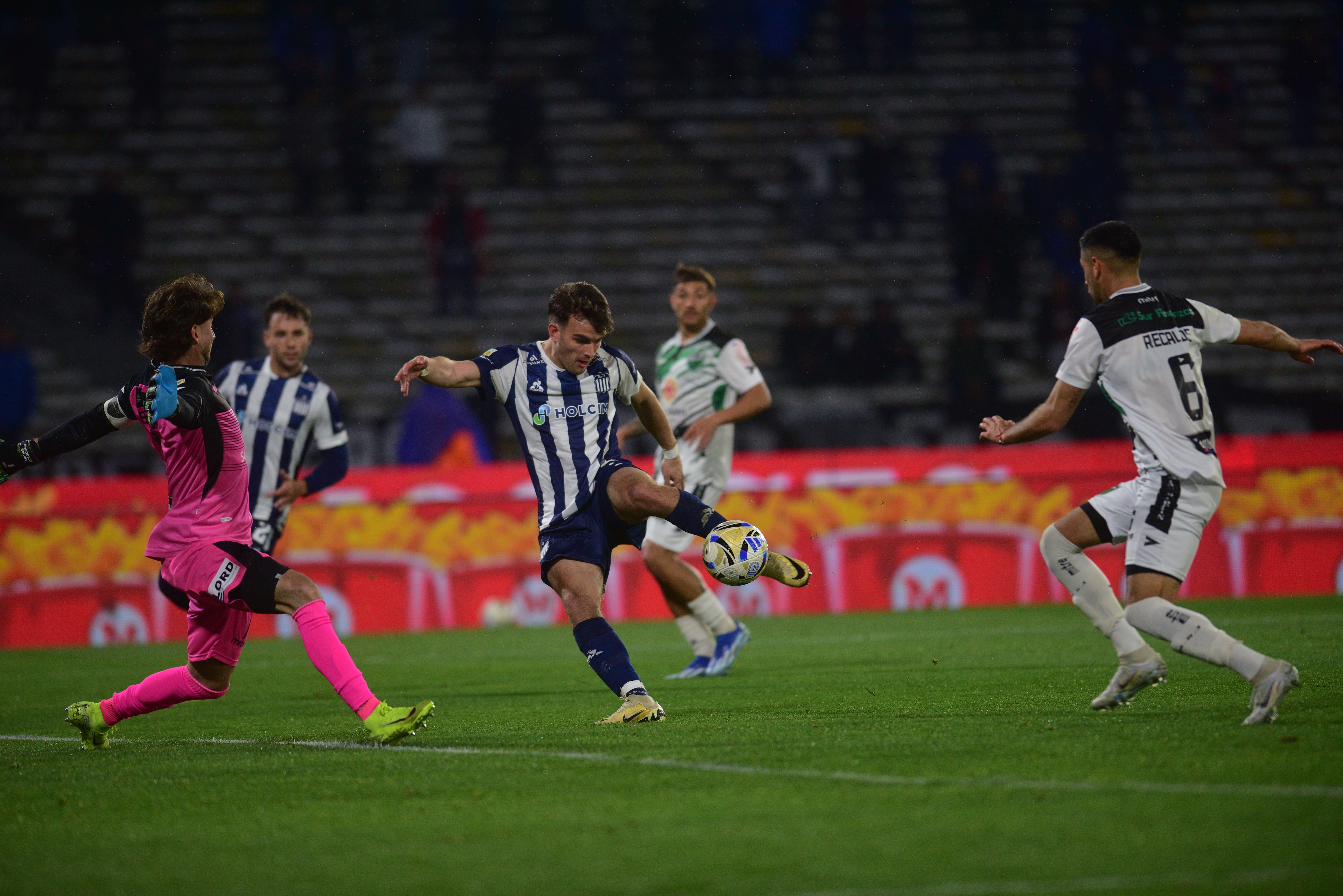Talleres recibió a San Martín de San Juan por la Liga Profesional. (Pedro Castillo / La Voz)