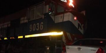 Un tren arrolló a un auto en el cruce del INTA