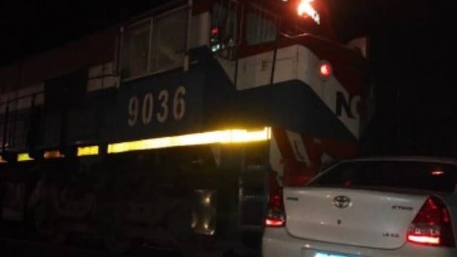 Un tren arrolló a un auto en el cruce del INTA