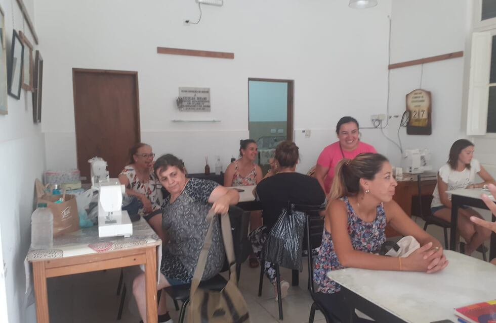 Inició con éxito el taller de costura en Orense