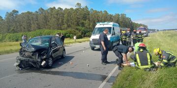 Sucedió a la altura de Camet Norte. Un auto chocó de atrás a una camioneta y un hombre que viajaba en la caja trasera salió despedido del rodado