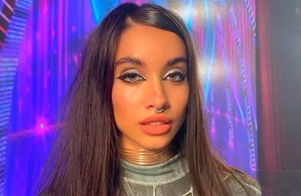 María Becerra posó muy cerca de la cámara con un arriesgado corset en los Premios Gardel