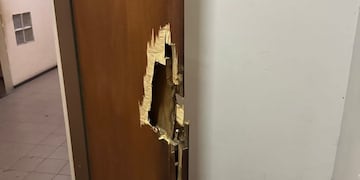 Ladrones ingresaron a un edificio y destruyeron la puerta de un departamento vacío para robar.