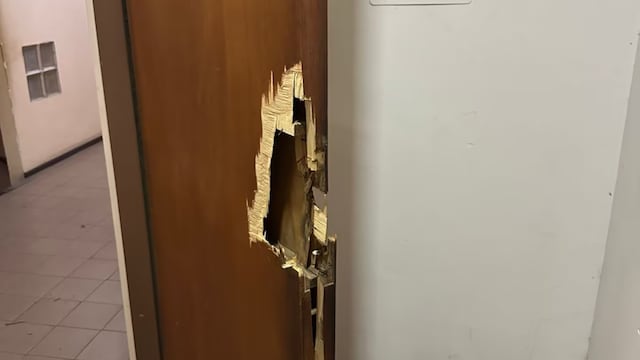 Ladrones ingresaron a un edificio y destruyeron la puerta de un departamento vacío para robar.