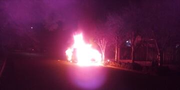 Incendian camioneta estacionada en Puerto Esperanza.