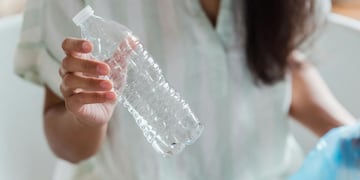 Rellenar botellas de plástico descartable para beber agua es peligroso.