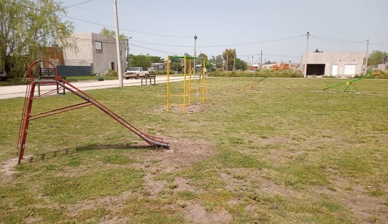 Vecinos del barrio Santa Teresita cuestionan la creación de un nuevo espacio deportivo mientras la plaza sigue inconlusa