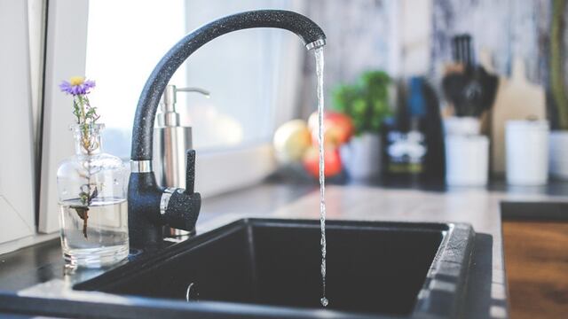 Numerosos y permanentes análisis controlan todos los días las cualidades del agua en las plantas potabilizadoras. (Foto: Pixabay / Aguas Cordobesas)
