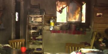 El hombre ingresó mientras la mujer no estaba en la vivienda y la prendió fuego.  (Foto: Captura El Doce)